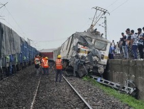 印度一列客运列车脱轨，造成2名乘客死亡，20人受伤